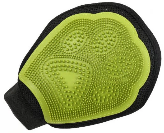 Kartáče a rukavice na mytí a česání